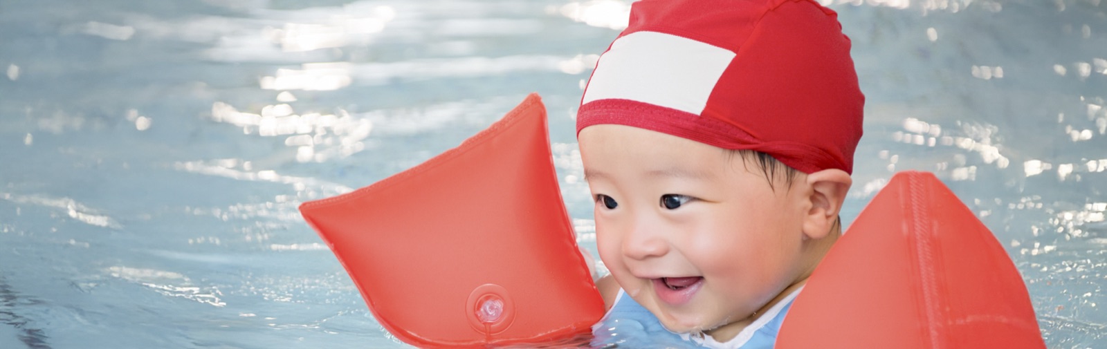 加須校のプールで笑顔でレッスンを受ける子どもたち