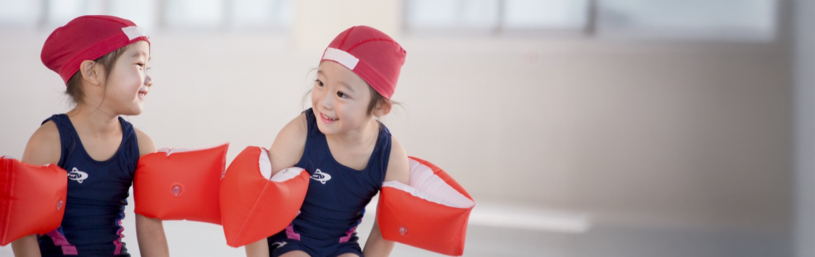 埼玉スウィン加須校のプールで泳ぐ子どもたち